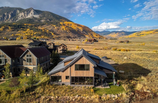 Amazing Family Mountain-Lux Ski Home in Quiet Neighborhood! Hot Tub, Fireplace!