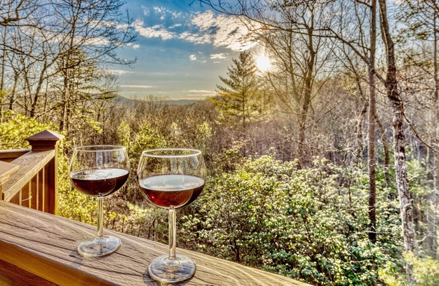 Amazing Foliage Views + Mountain View + Hot Tub + Fire Pit + Wrap-around Deck