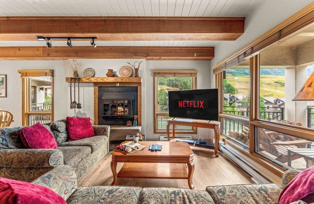 Amazing Gazing at the Plaza, 2 Bed 2 Bath, Updated with Great Views