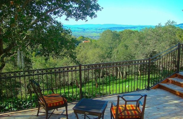 Amazing Get-Away! Enjoy the Views! Relax on Deck or by Pool. Minutes to Plaza.n