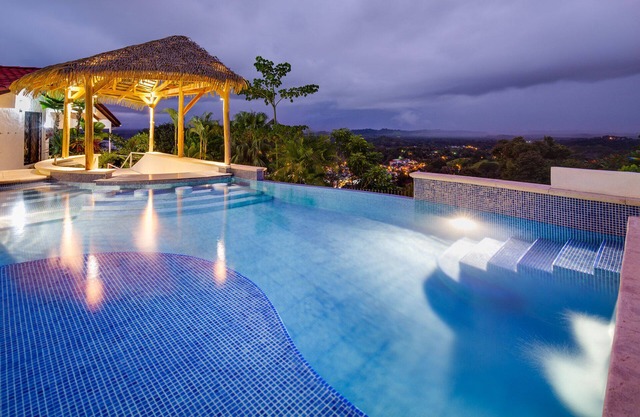 AMAZING Hillside Home, Private Infinity Pool, Covered Veranda, Spacious Rooms