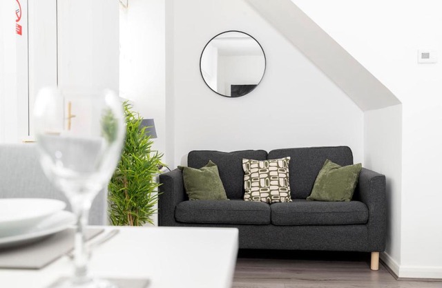 Amazing house with central location TV downstairs and in bedroom super fast WiFi and crisp white hotel linen hosted by Our Home Short Stays