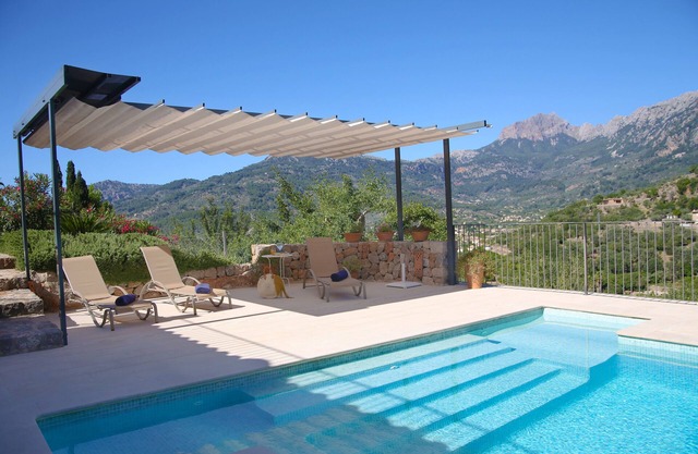 Amazing house with stunning views, pool, WIFI, close to the centre of Sóller