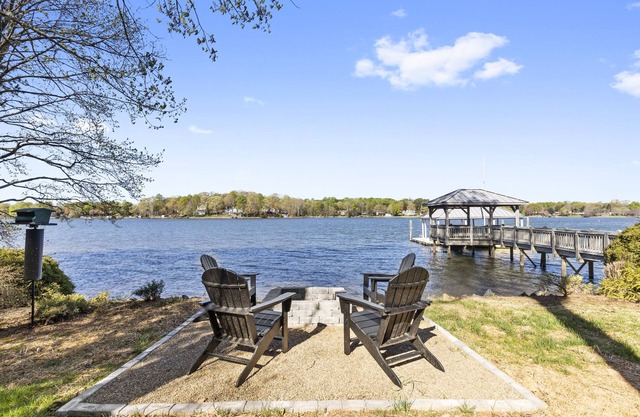 Amazing Lake Norman Views - Firepit, Kayaks and much more