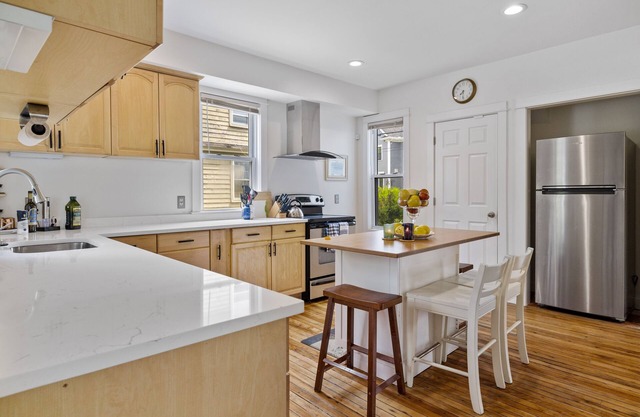 Amazing remodeled house that sleeps 11! Walk to downtown Portsmouth and park 8+