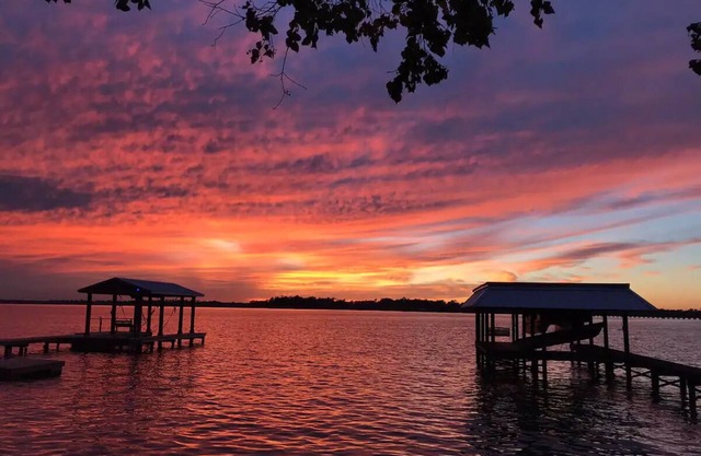 Amazing Sunsets on Lake Houston - lakefront, hot tub, fishing & more!