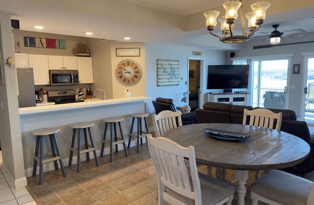 Amazing view! Convenient location, Beautiful 3BR, Lakefront Condo with 2 Pools