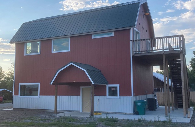 Amazing views close to friends, family and fishing. Indoor RV parking 29’ max.