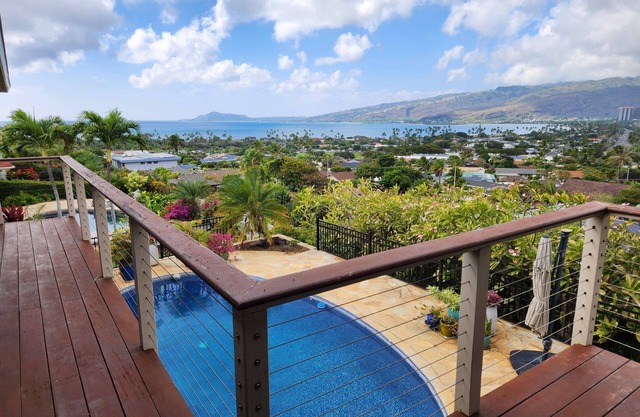 Amazing views! Exclusive & peaceful Hawaii Kai. Walk to ocean & hikes, Pool, AC,