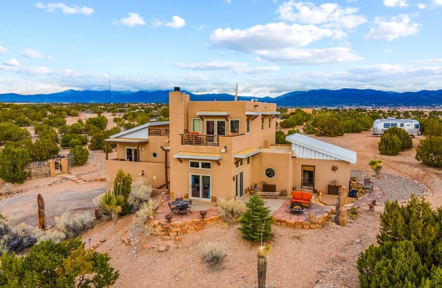 Amazing Views, Hot Tub, Pool, Sauna, Gourmet Kitchen, Master Suites!