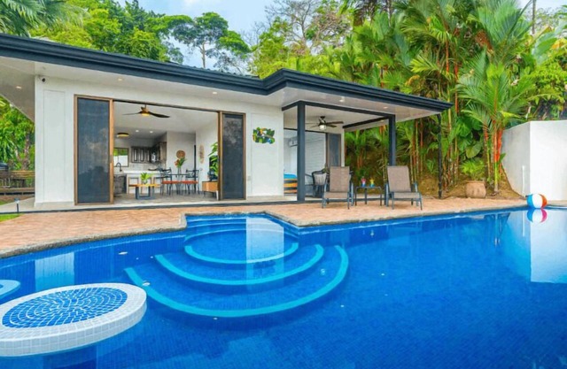 Amazing views of Ojochal and Pacific Ocean-Walk to restaurant-private-Gated-Pool