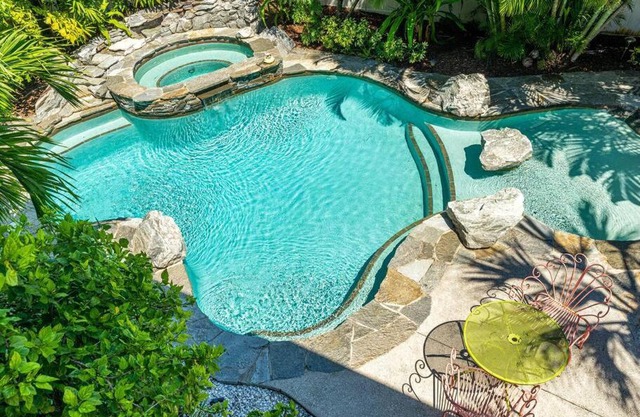 Amazing Village Cottage! Walk to Whitney Beach!