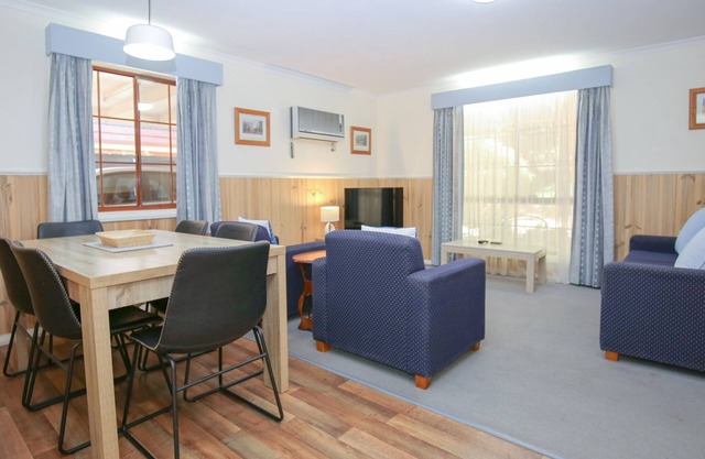 AMBER COTTAGE: Bright