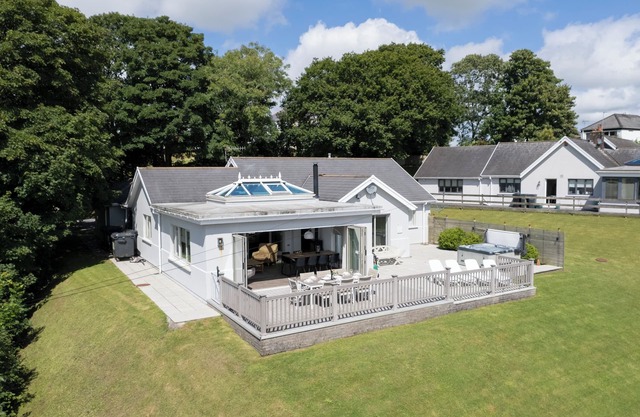 Amber Cottage - Hot Tub, Sea Views and Log Burner