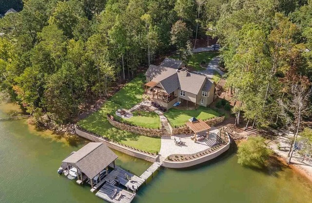 Amber Skies: Tranquil Lakefront Escape. Perfect for Families and Events!