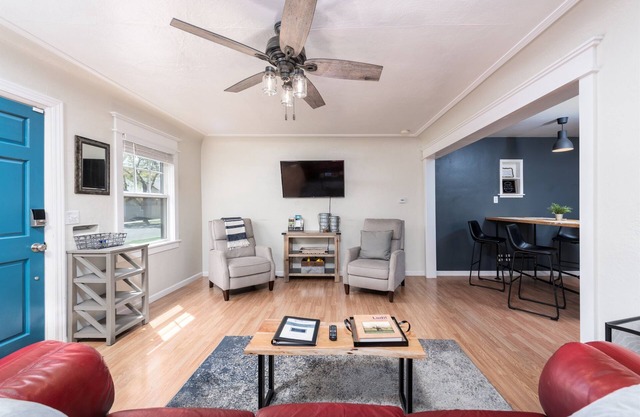 American Oak Cottage | Pet Friendly | 6-min walk to Downtown Food, Wine, & More!
