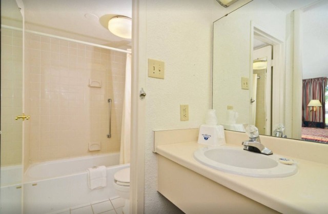 Americas Best Value Inn Wilson - UNIT 22 2 BED FIRST FLOOR