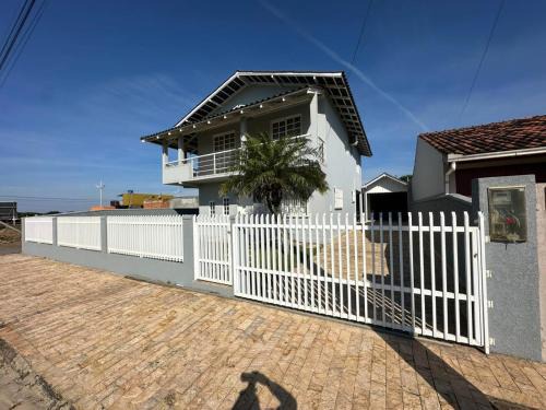 Ampla casa com 5 quartos e vista para o mar