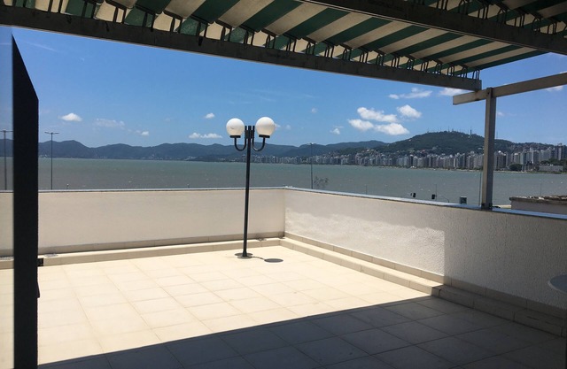 Ample penthouse overlooking the waterfront - Great location