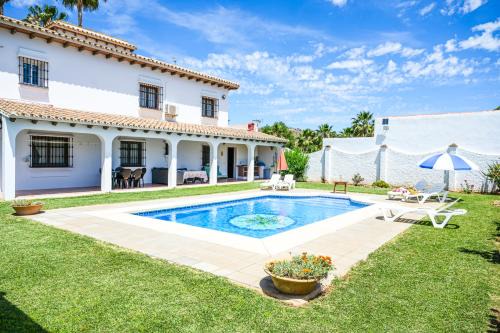 Amplia casa rural con precioso jardín cerca de Málaga capital.