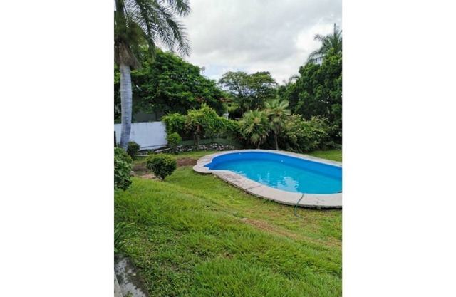 Amplia casa sola, con alberca y amenidades privadas, todos los servicios.