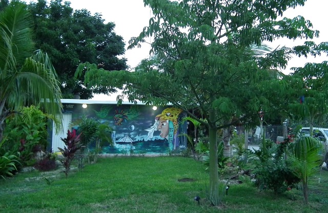 amplia habitacion a dos cuadras del acceso publico de la laguna xul ha,