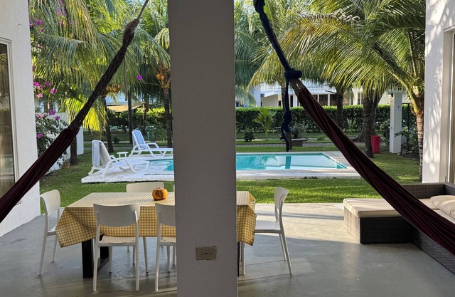 Amplia Villa, ideal para relajarse, caminar por jardines y disfrutar del mar.