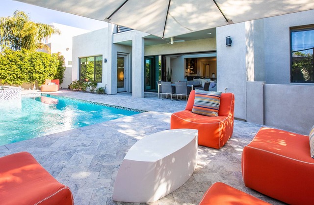 An Unforgettable Modern Luxury Villa Neighboring Fashion Square