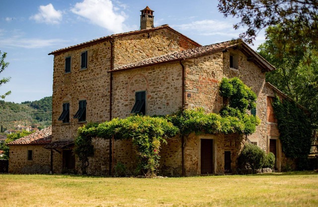 Ancient with private garden and swimming pool, characteristic and rustic style. Situated in the gree