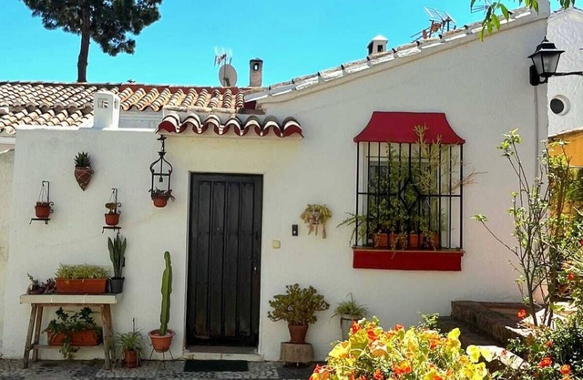 Andalusian-Style House with Patio 10min Beach Walk