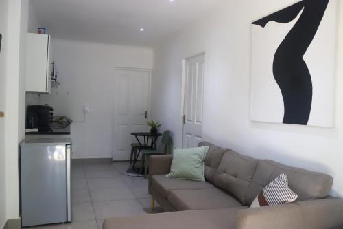 Angazi Guesthouse Unit 3 - Modern 2 Bedroom Apartment with Pool