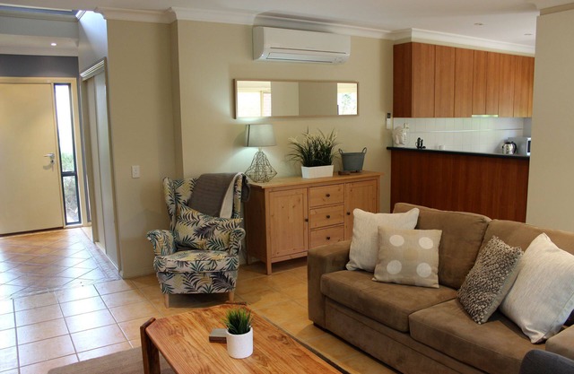 Annie's Place - Two Bedroom Villa, Sleeps 4