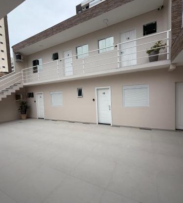 AP frente à praça bem localizado