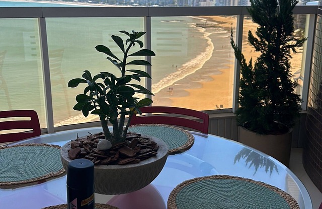 Apart de Luxo de frente para a PRAIA DO MORRO! 4 suítes, 3 vagas, ar cond, WIFI