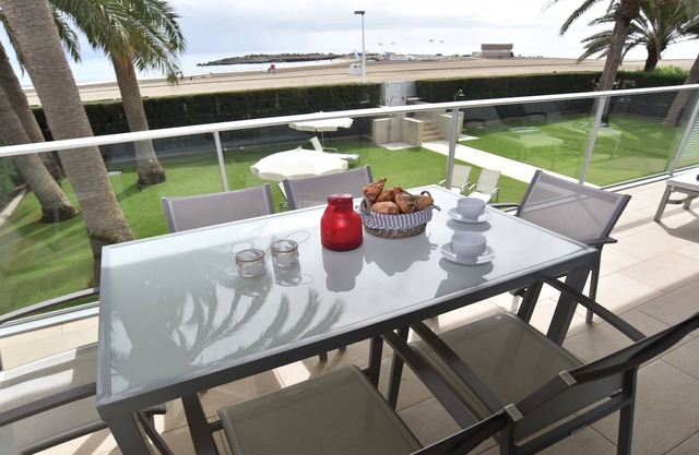 APARTMENT BOATS, LUXURY FRONTLINE BEACH