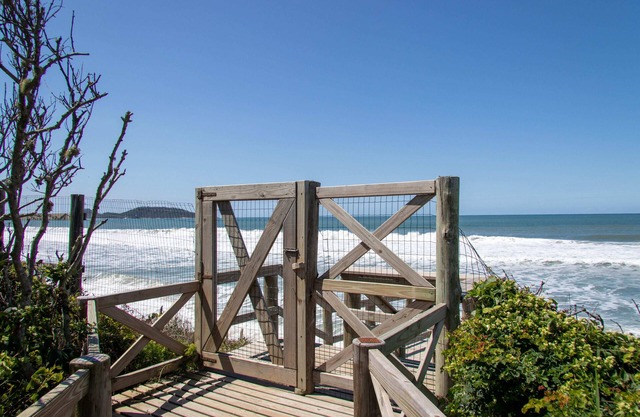 Apartamento com Vista Mar e Acesso a Praia YY4578