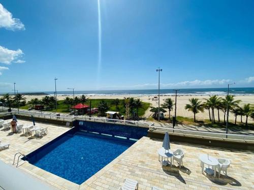 Apartamento com varanda e vista para o mar, em frente à praia de Caiobá