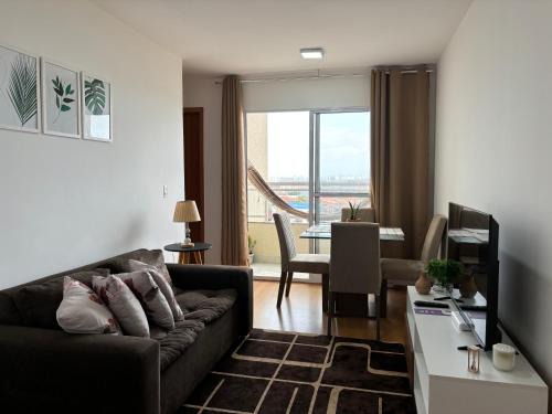 Apartamento com varanda 9 min da praia na Cohama