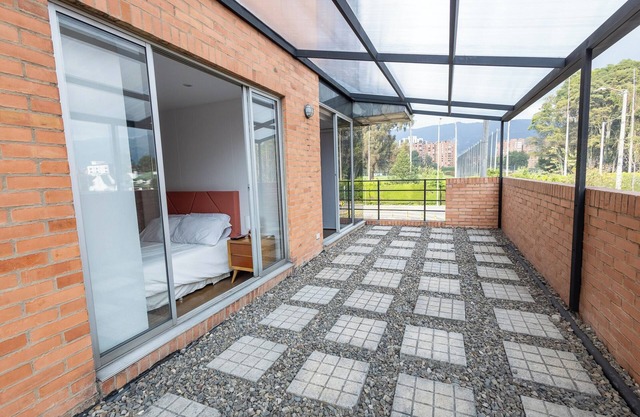 Apartamento con Terraza Privada en la Calleja. A 3 min de la Clinica Reina Sofía