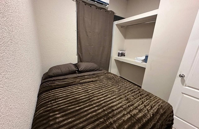 Apartamento de 2 habitaciones, AC, baño, Netflix, Wi-Fi, lavandería y garaje.