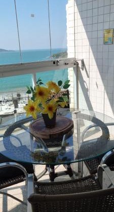 Apartamento Frente para o Mar - Varandão com Blindex - Vista Total para o Mar - 1 Suite e mais 2 Quartos-Ar Condicionado - 2 Vagas - BEIRA MAR - 70 metros da Praia ,TVS SMART GERAL -WI-FI -DISNEY PLUS-OUTROS- PORTARIA 24 HORAS-KIT PRAIA 4 PESSOAS