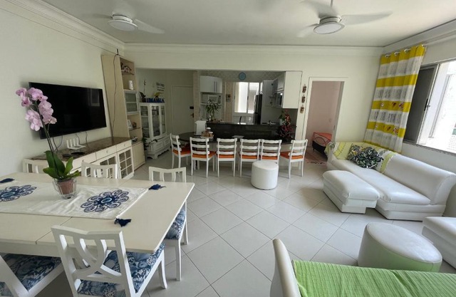 Apartamento Maré Mansa a 30 metros da praia Mansa em Caiobá com Wifi