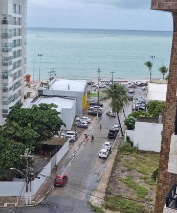 Apartamento na praia de ponta verde com piscina e área de lazer
