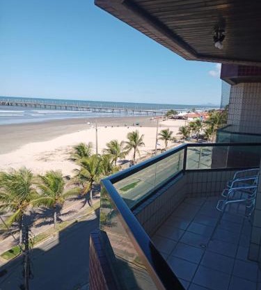 Apartamento pé na areia com sacada e garagem 2 banheiros