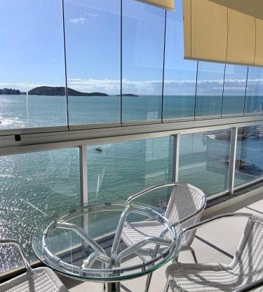 Apartamento vista do mar, pé na areia e águas tranquilas, no cento de Guarapari