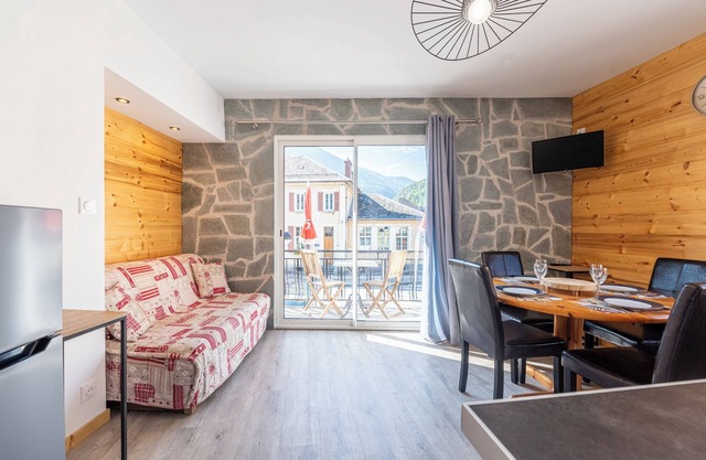 Apartment 'Le Glandon' with Mountain View, Balcony and Wi-Fi