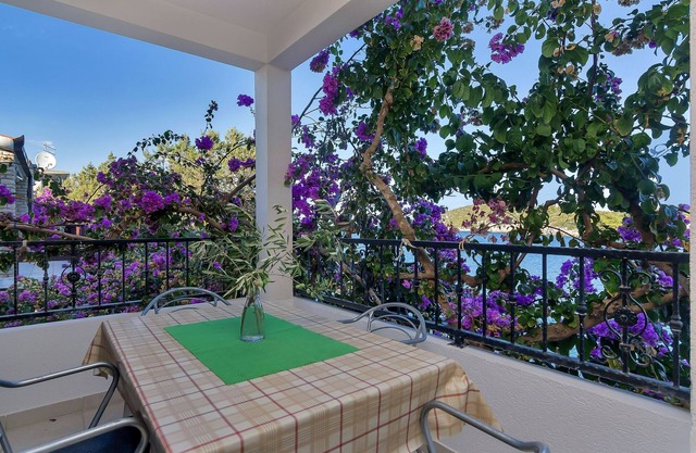 Apartment and Rooms Nikola (38301-A3) - Zastrazisce - island Hvar
