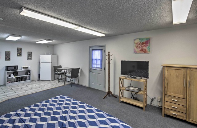 Apartment ~ 12 Mi From Hualapai Mountain Park