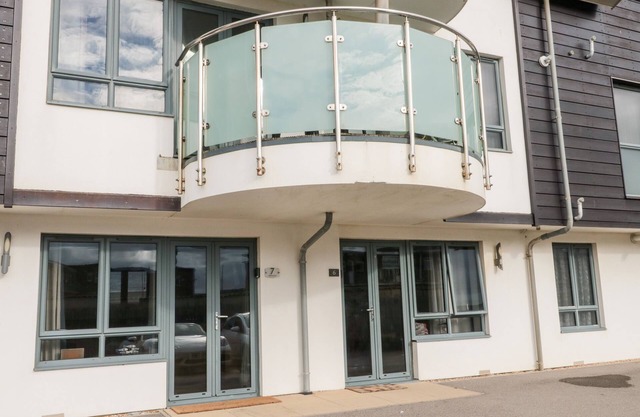 APARTMENT 7, pet friendly in West Bay