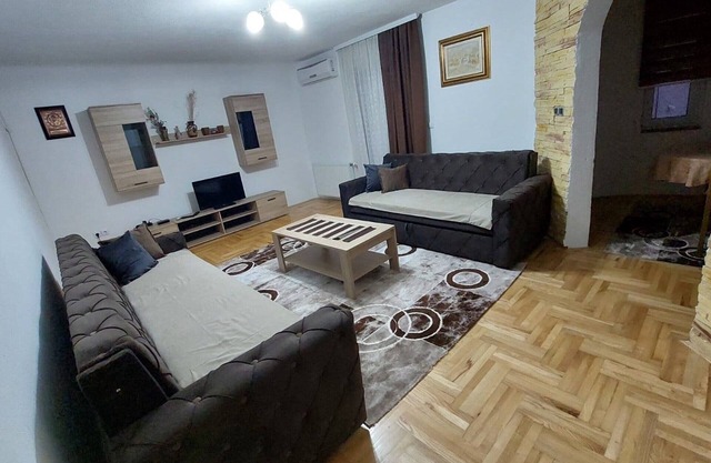 Apartment Alina - Three Bedroom Apartment with Balcony